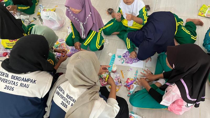 Belajar Sains dan Lingkungan, Kukerta Siabista Ajak Siswa SDN 08 Empang Pandan Daur Ulang Plastik