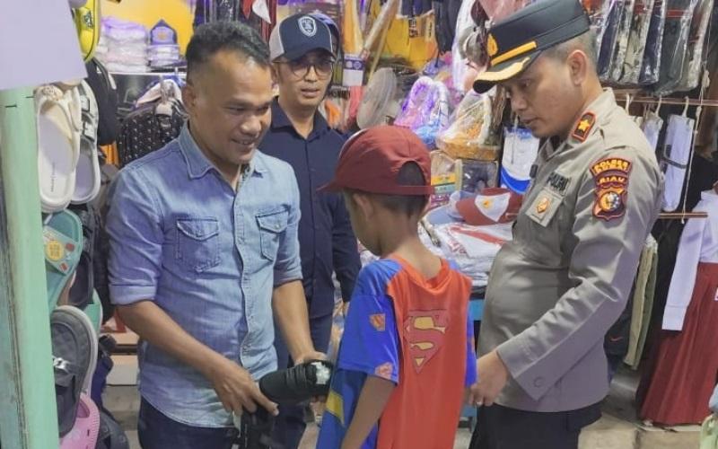 Peduli Siswa Kurang Mampu, Polisi Belikan Seragam Sekolah di Dumai