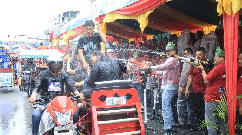 Uniknya Tradisi Perang Air Cian Cui Selatpanjang, Bupati Kena Siram