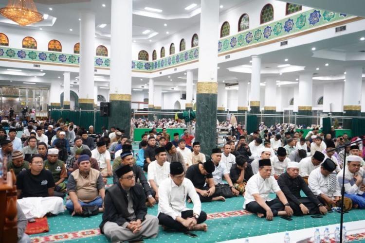 Malam Pertama Ramadhan, Jemaah Memadati Masjid Raya Annur