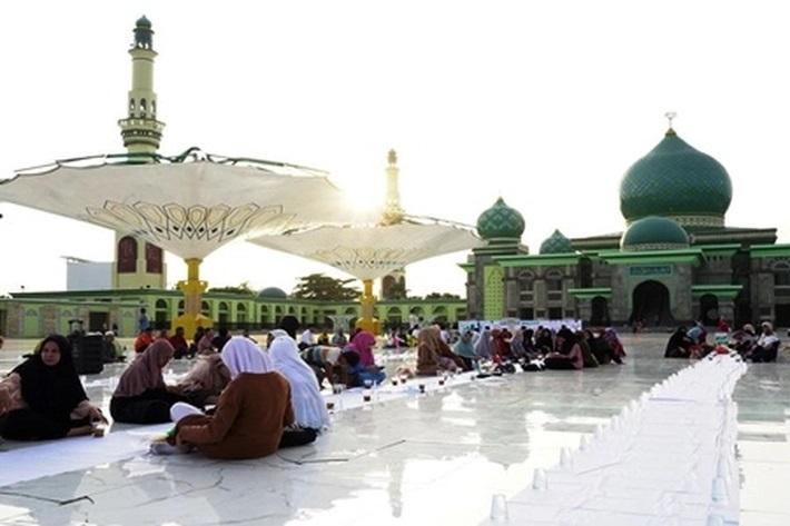 Tiap Hari, Baznas Riau dan Masjid Raya Annur Siapkan 300 Porsi Buka Puasa Gratis