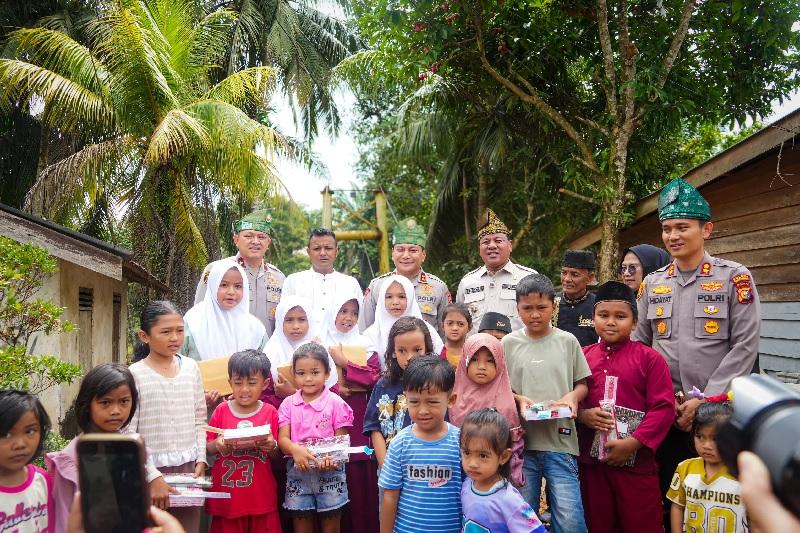 Bupati Suhardiman Bersama Kapolda Riau Cek Pembangunan Jembatan Gantung di Kuansing