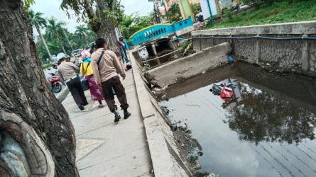 Lakalantas Tunggal Sepeda Motor Terjun ke Parit Indah, Pengendara Dilarikan ke Rumah Sakit
