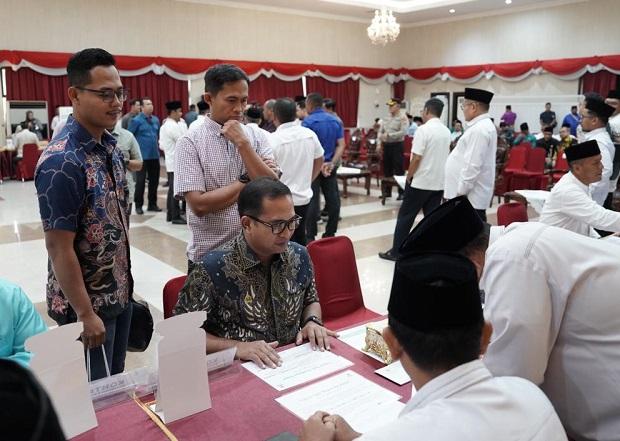Dikumpulkan di UPZ, Karyawan PTPN IV Salurkan Zakat ke Baznas dan Masyarakat