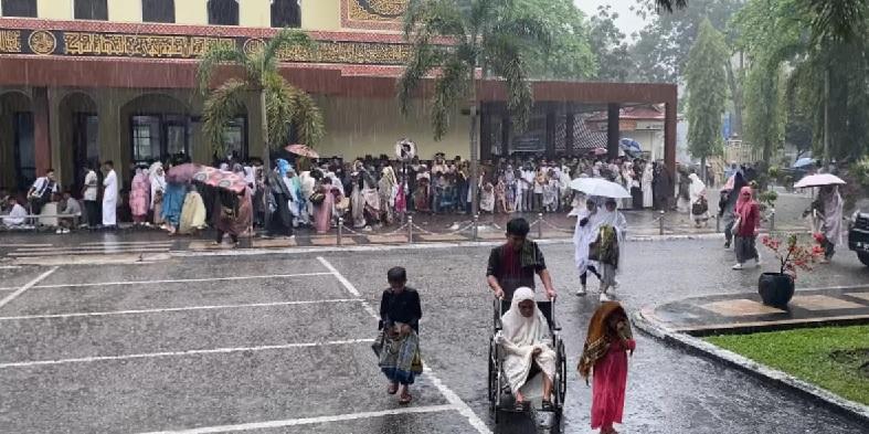Hujan Pagi Ini Ubah Rencana, Salat Id di Kantor Gubernur Riau Dialihkan ke Masjid, Jemaah Tetap Antusias!