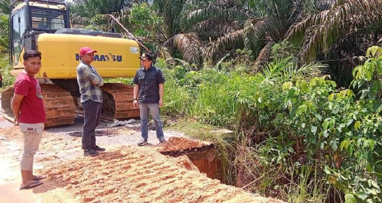 Alat Berat Turun Tangan! Jalan Lipat Kain–Lubuk Agung Putus, Pemprov Riau Langsung Gerak Cepat