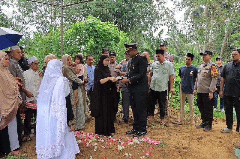 Gugur Saat Pengamanan Takbiran di Kampar, Kapolri Beri Kenaikan Pangkat Aiptu Apendra