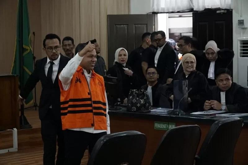 Gubernur Riau Nonaktif Abdul Wahid Disambut Sholawat Pendukung