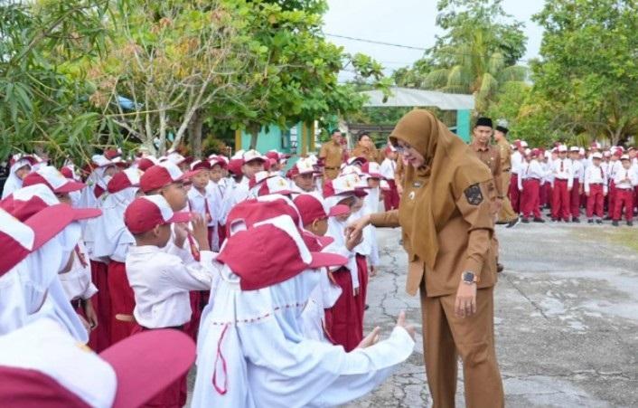 Kenang Naik Sepeda dan Bantu Jualan, Bupati Afni Kunjungi Sekolahnya Semasa Kecil