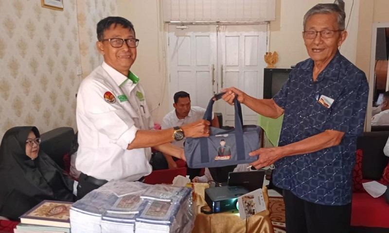 KWQ Salurkan 400 Buku Surat Yasin, AZ Fachri Yasin: Dibutuhkan Mendukung Kegiatan Agama di Sekolah