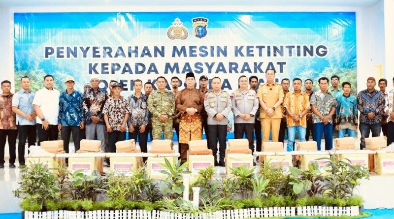 Sumringah di Pesisir Meranti, 20 Mesin Ketinting Disalurkan Kapolda Riau ke Nelayan Rangsang Barat
