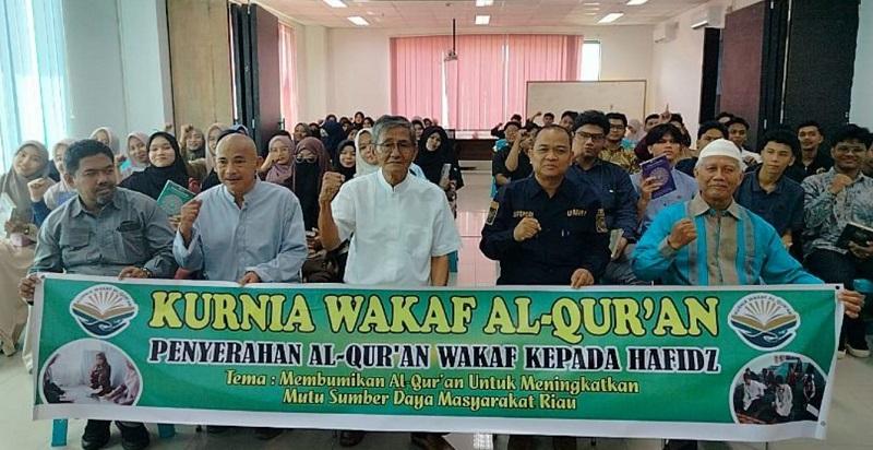 KWQ Salurkan Wakaf Al-Qur’an di Kampus Umri, AZ Fachri Yasin Motivasi Mahasiswa