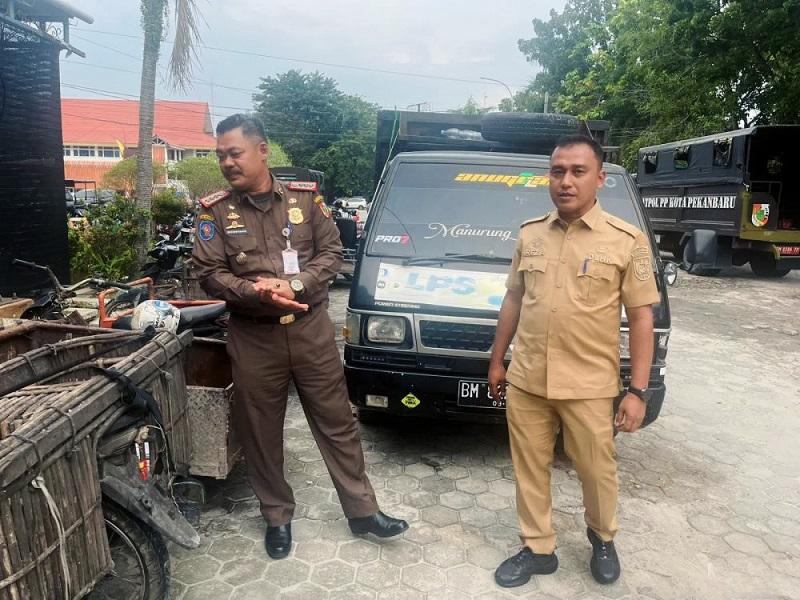 Sampah dari Luar Kota Dibuang ke Pekanbaru, 8 Kendaraan Diamankan DLHK–Satpol PP