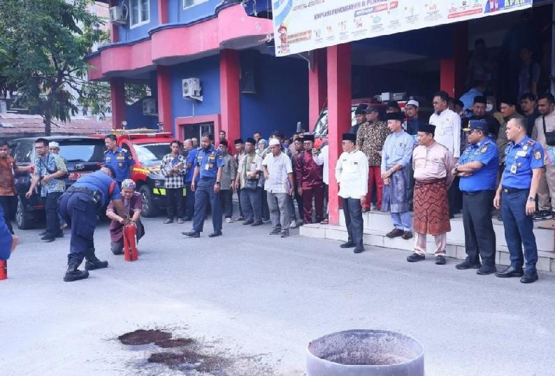 Konsulat Malaysia Salurkan APAR ke 100 Masjid di Pekanbaru, Pengurus Dibekali Pelatihan
