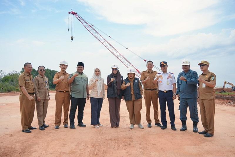 Reses di Siak, Anggota DPR RI Iyet Bustami Bersama Bupati Afni Tinjau Pengembangan KITB