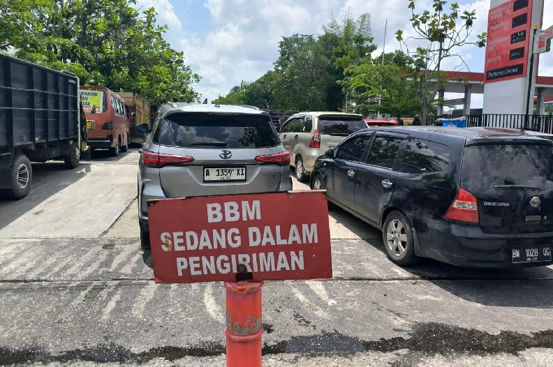 BBM Langka di Sejumlah Wilayah Riau, Antrean SPBU Mengular dan Warga Resah