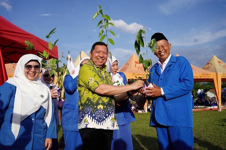 Rayakan HUT IGTKI-PGRI, Pemprov Riau Serahkan 100 Bibit Pohon kepada Guru TK