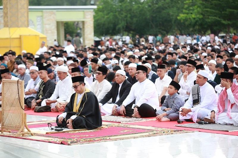 Salat Iduladha di Masjid Raya Annur Dipadati Jemaah, Sekda Riau Syahrial Abdi Hadir di Saf Terdepan