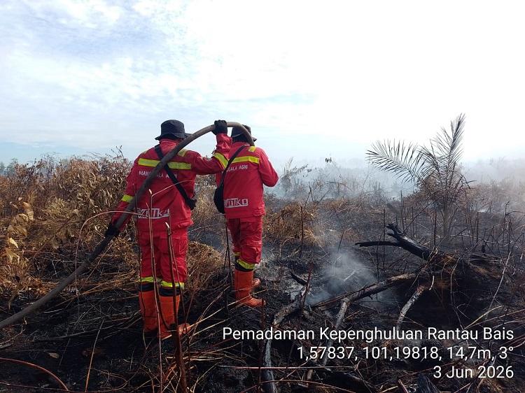 Karhutla 70 Hektare di Rantau Bais Belum Terkendali, Petugas Fokus Cegah Api ke Kebun Warga