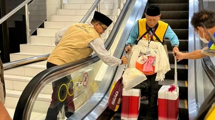 Kloter BTH-07 Tiba Selamat di Batam, Total Jemaah Haji Riau yang Sudah Pulang 2.211 Orang