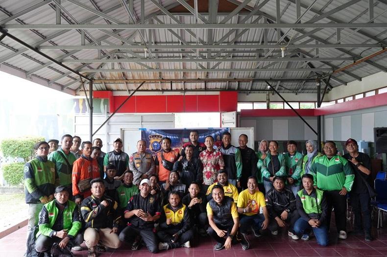 Nobar Piala Dunia 2026, Brimob Polda Riau Pererat Kedekatan dengan Komunitas Ojol