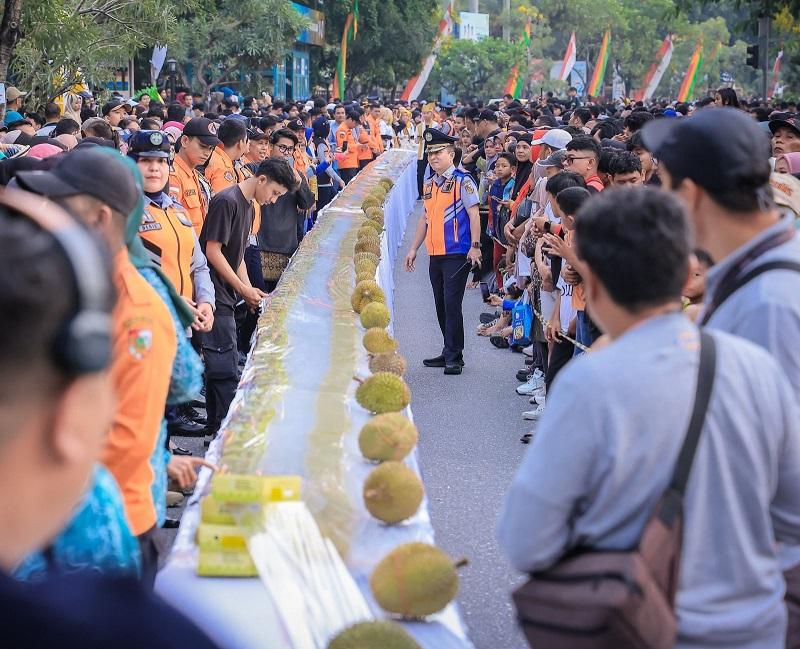HUT Pekanbaru ke-242 Berbuah Rekor MURI, Kue Talam Durian Terpanjang Bentang 1,1 Kilometer