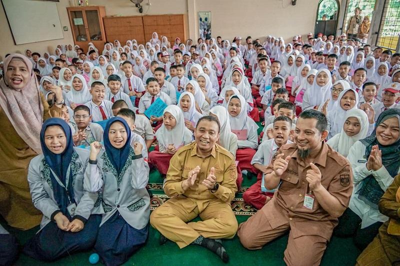 Tinjau Pelaksanaan Hari Pertama MPLS, Markarius Anwar Tekankan Sekolah Bebas Bullying