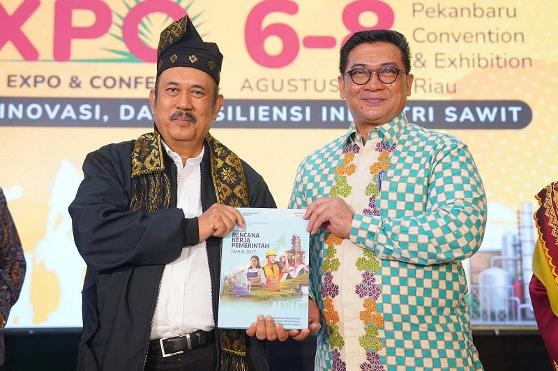 Pemprov Riau Dapat Penghargaan atas Komitmen Menjaga Stabilitas Harga Sawit