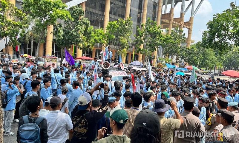 Aksi Mahasiswa UNRI di Kantor Gubernur, Bawa Lima Tuntutan untuk Pemprov Riau