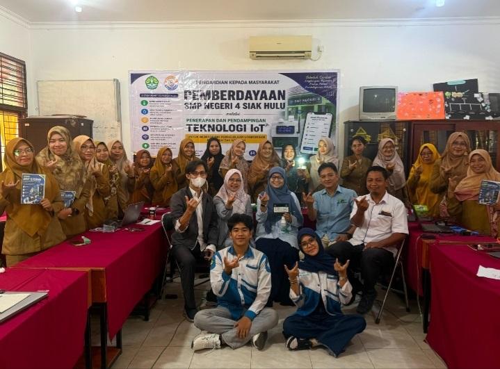 Unri Bawa Teknologi IoT ke SMPN 4 Siak Hulu, Ruang Kelas Bisa Dipantau Real-Time