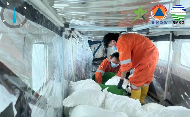 26 Ton Garam Sudah Disemai ke Awan, OMC di Riau Masuki Hari ke-21 untuk Tekan Karhutla