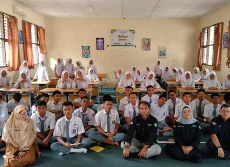 “Fisika Itu Mudah”, Dosen FMIPA Unri Edukasi Siswa SMA di Payakumbuh