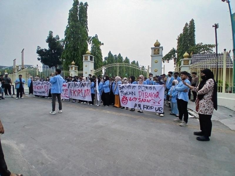 3 Bulan Desa Diselimuti Asap Karhutla, BEM FKIP Unri Suarakan Jeritan Wong Cilik