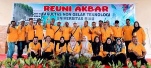 Reuni IKA FNGT Unri Kompak dan Meriah, 25 Mantan Dosen Peroleh Bingkisan