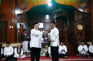 Safari Ramadan di Rohul, Plt Gubri Serahkan Bantuan CSR BRK Syariah, Baznas, dan BPJS Naker