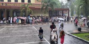 Hujan Pagi Ini Ubah Rencana, Salat Id di Kantor Gubernur Riau Dialihkan ke Masjid, Jemaah Tetap Antusias!