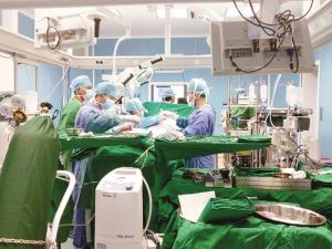 Solusi RSUD Arifin Achmad Atasi Antrean: Operasi Kini Dilayani hingga Tengah Malam