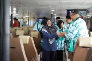 257 Jemaah Haji Asal Siak Dilepas Bupati Afni Pakai Feri Menuju Embarkasi Haji Batam