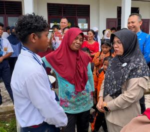 Tembus Pelosok Sungai Apit, Bupati Afni Serahkan Seragam Gratis untuk Siswa di Wilayah 3T Siak