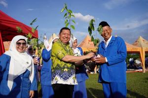Rayakan HUT IGTKI-PGRI, Pemprov Riau Serahkan 100 Bibit Pohon kepada Guru TK
