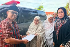 Empati, Ikafe Unri Serahkan Santunan Duka kepada Keluarga Raja Muhammad Riadi