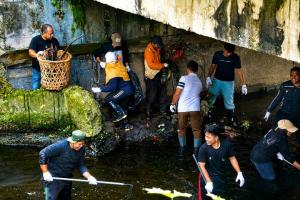 KolaborAksi DLHK dan BEM Unri Bersihkan Anak Sungai di Sail, Jadi Ajakan Nyata Jaga Pekanbaru