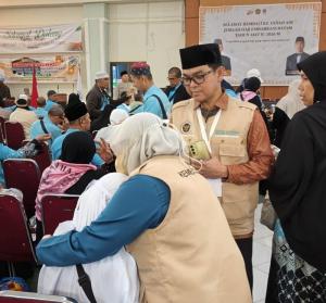 Suami Wafat di Makkah, Istri Alharhum Zul Kanedi Tiba di Batam Disambut Tangis dan Haru