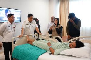 Korban Pemukulan Aksi di DPRD Riau, Mahasiswa UMRI Dijenguk Plt Gubernur SF Hariyanto
