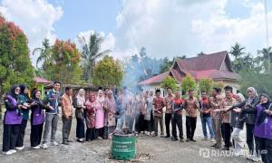 Kurangi Polusi Asap, Mahasiswa KKN UNRI Kenalkan Tong Pembakar Sampah Ramah Lingkungan