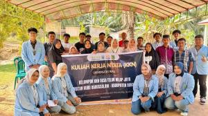 Mahasiswa Kukerta UNRI Edukasi Pembuatan Pupuk Kompos dari Limbah Rumah Tangga dan Pelepah Sawit