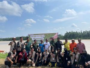 Gerakan &rsquo;Pasir Kemilu Menanam&rsquo;, Mahasiswa Kukerta UNRI Tanam 80 Pohon di Bantaran Sungai Indragiri