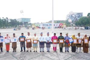 Pemprov Riau Beri Penghargaan Pembangunan Daerah kepada Lima Kabupaten/Kota Terbaik