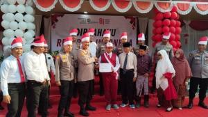 Semarak HUT RI, Siswa SD Ini Serahkan Komputer Hasil Rakitan Autodidak kepada Polsek Binawidya